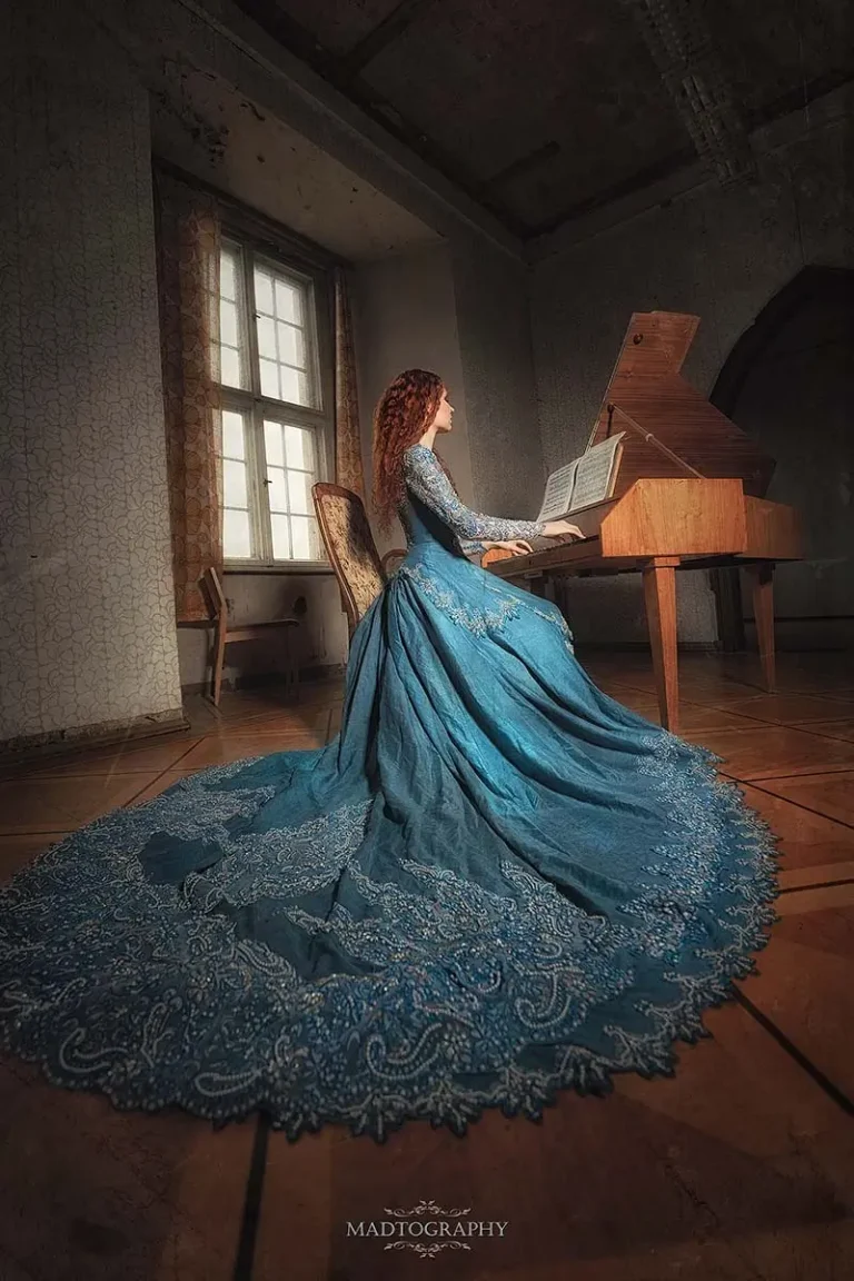 girl at piano with beautyful dress bodypainting photo madtography 1